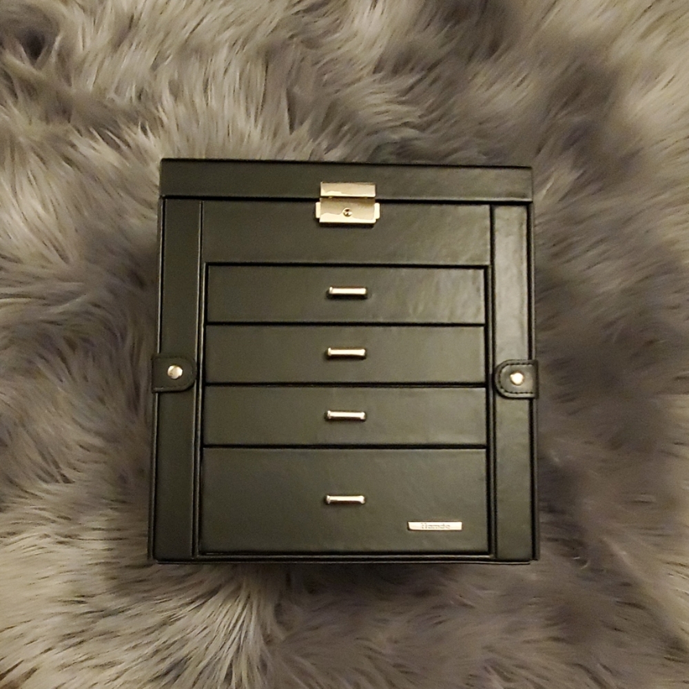 JEWELRY ORGANIZER